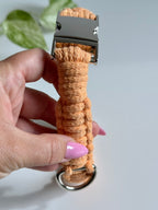 Macramé obojek Willow v meruňkové barvě detail vzoru.