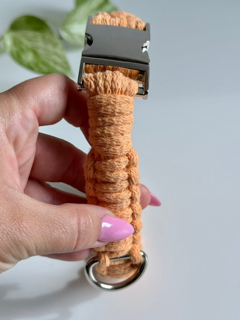 Macramé obojek Willow v meruňkové barvě detail vzoru.