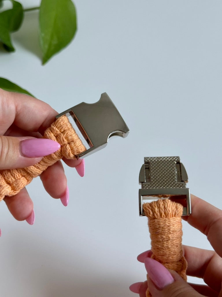 Macramé obojek Willow v meruňkové barvě rozepnutá spona.