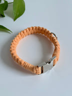 Macramé obojek Willow v meruňkové barvě.