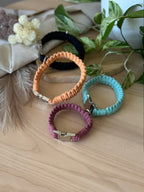 Macramé obojek Willow v různých barvách.