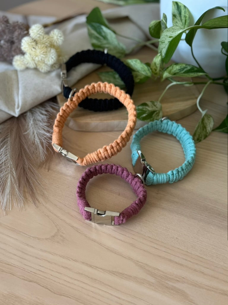 Macramé obojek Willow v různých barvách.