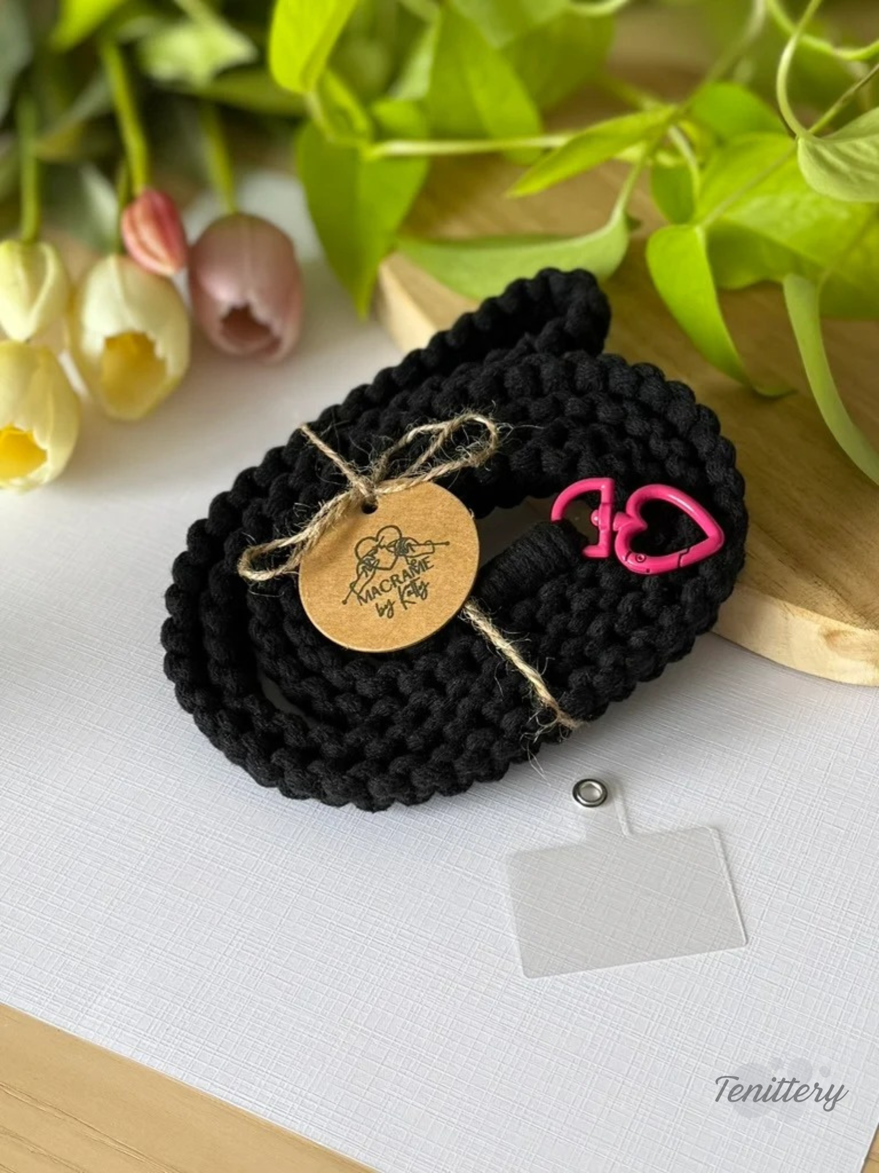 Macramé popruh na telefon Classic v černé barvě s růžovou karabinou ve tvaru srdce.