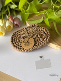 Macramé popruh na telefon Classic v přírodní hnědé barvě se zlatou karabinou ve tvaru srdce.