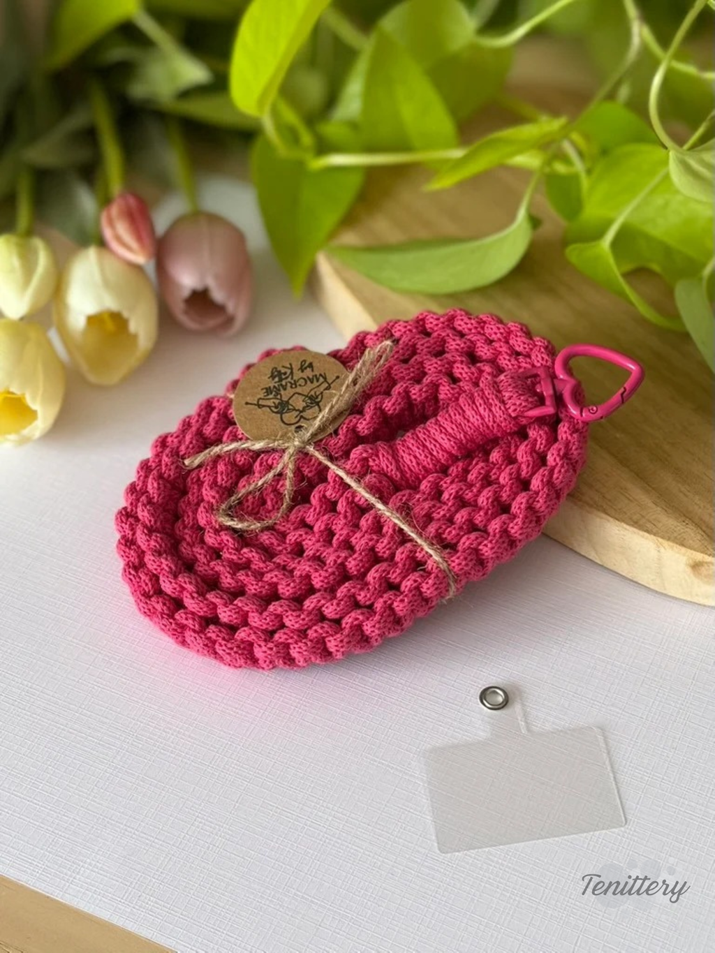 Macramé popruh na telefon Classic v růžové barvě s růžovou karabinou ve tvaru srdce.
