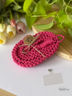 Macramé popruh na telefon Classic v růžové barvě s růžovou karabinou ve tvaru srdce.