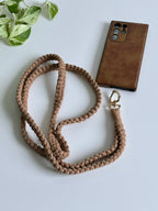 Macramé popruh na telefon Classic tenký v přírodní hnědé barvě se zlatou karabinou ve tvaru srdce lifestyle primární.