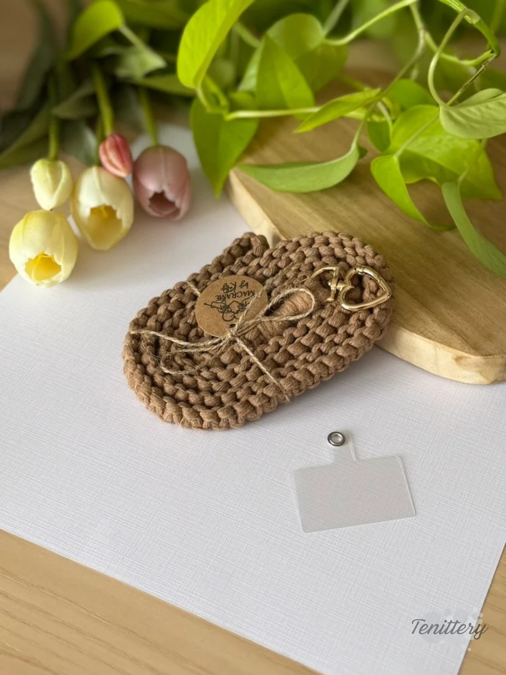 Macramé popruh na telefon Classic tenký v přírodní hnědé barvě se zlatou karabinou ve tvaru srdce.