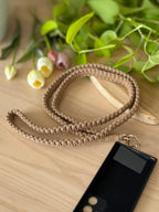 Macramé popruh na telefon Classic tenký v přírodní hnědé barvě se zlatou karabinou ve tvaru srdce lifestyle.