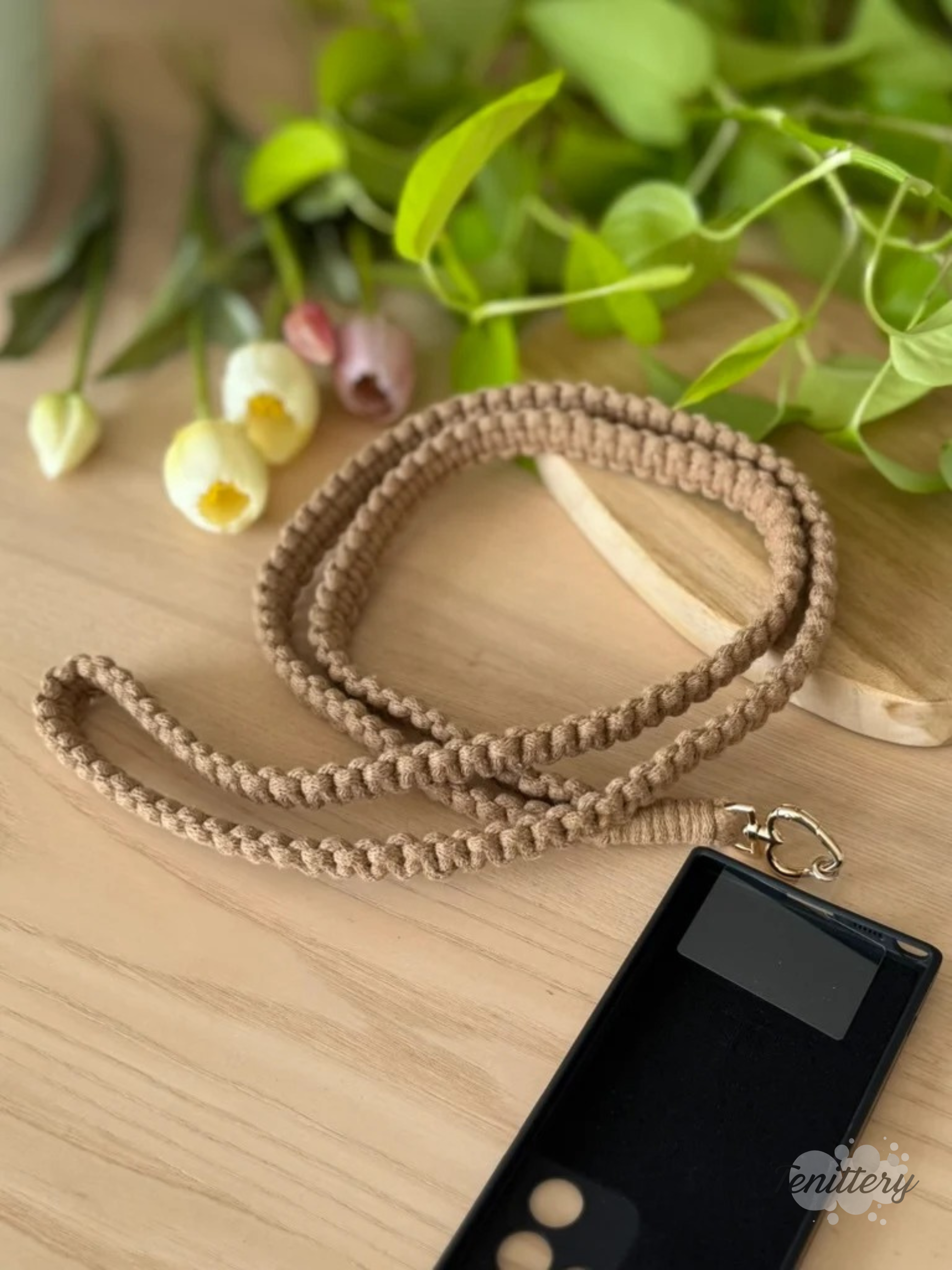 Macramé popruh na telefon Classic tenký v přírodní hnědé barvě se zlatou karabinou ve tvaru srdce.