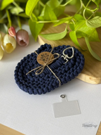 Macramé popruh na telefon Classic v tmavě modré barvě se stříbrnou karabinou ve tvaru srdce.