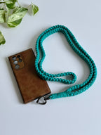 Macramé popruh na telefon Classic v tyrkysové barvě s černou karabinou ve tvaru srdce lifestyle.
