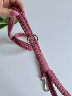 Macramé vodítko Willow délka 123 cm starorůžová v ruce.