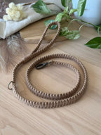 Macramé vodítko Willow délka 180 cm hnědá lifestyle.