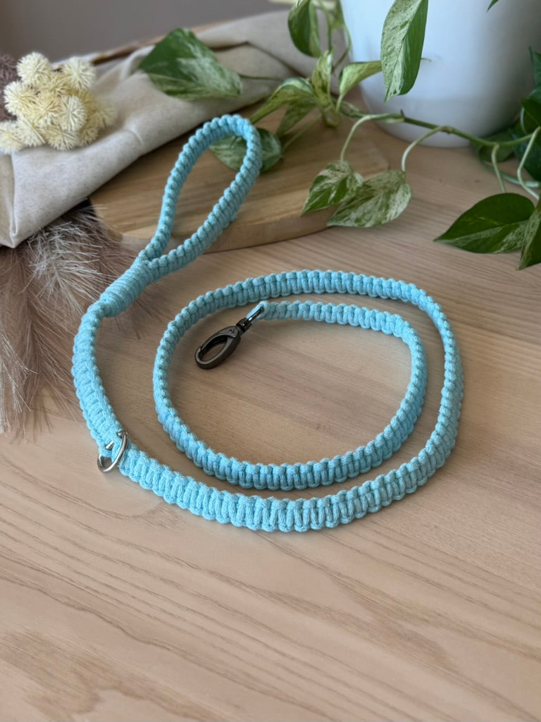 Macramé vodítko Willow délka 180 cm světle modrá lifestyle.