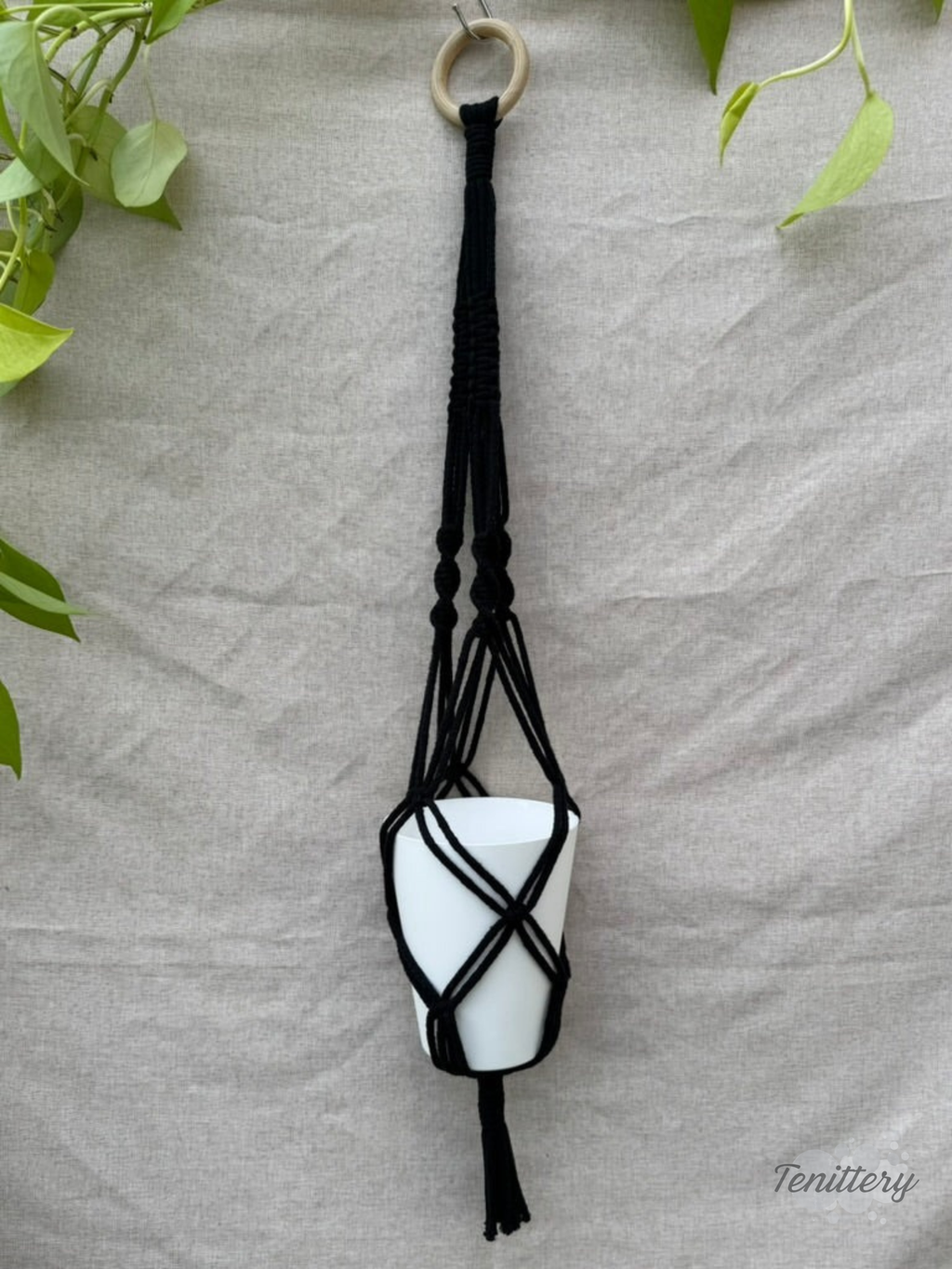 Macramé závěs na květináč v červé barvě.