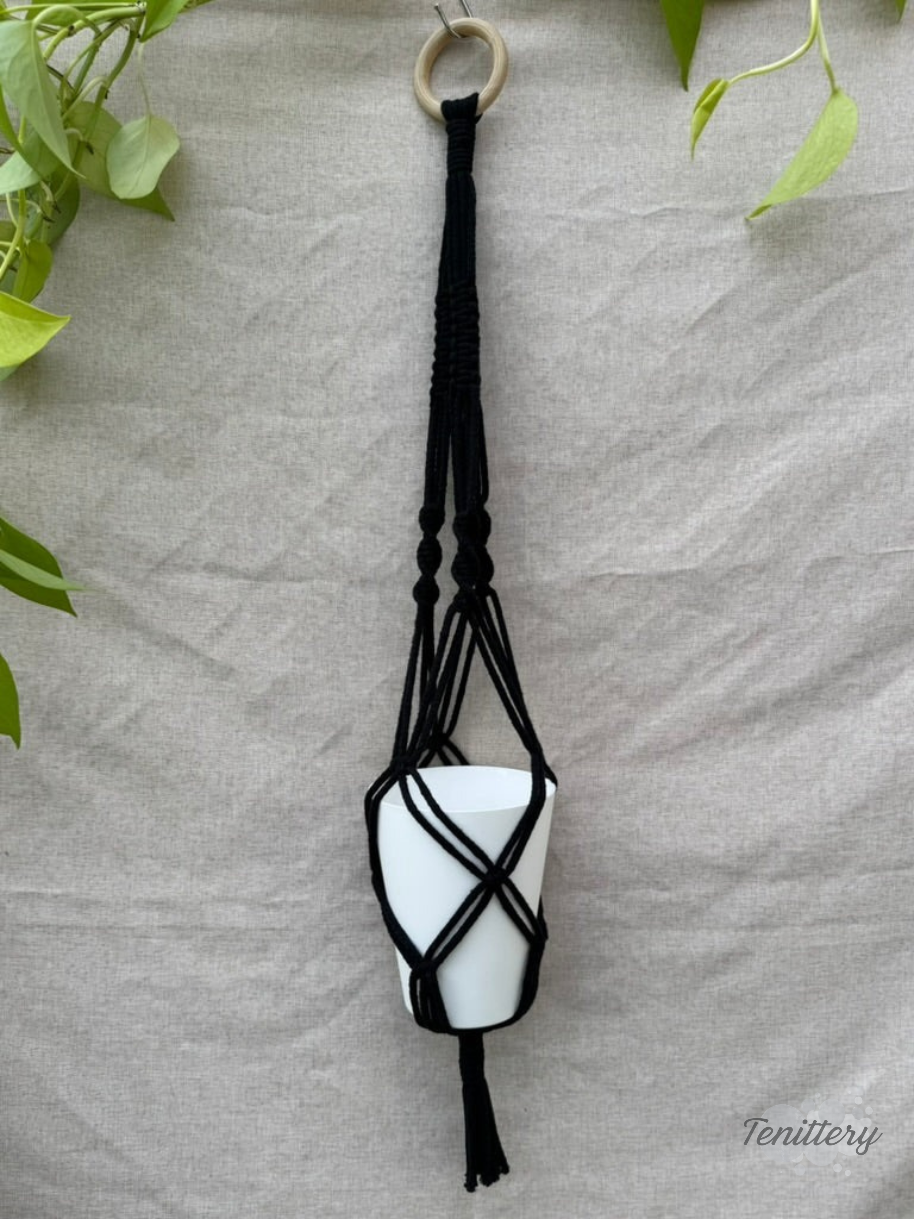 Macramé závěs na květináč v červé barvě.