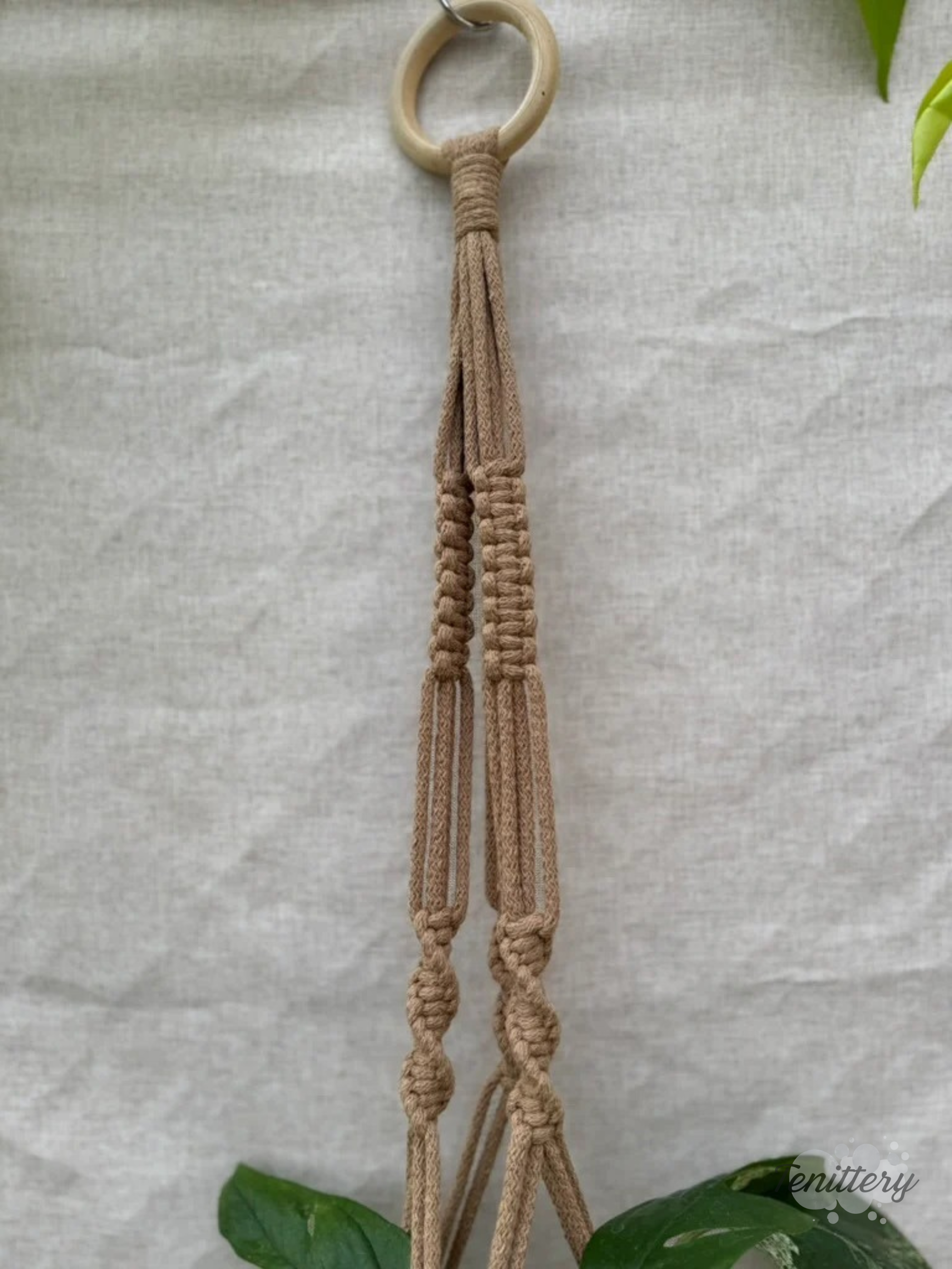 Macramé závěs na květináč v hnědé barvě - detail vrchní části.