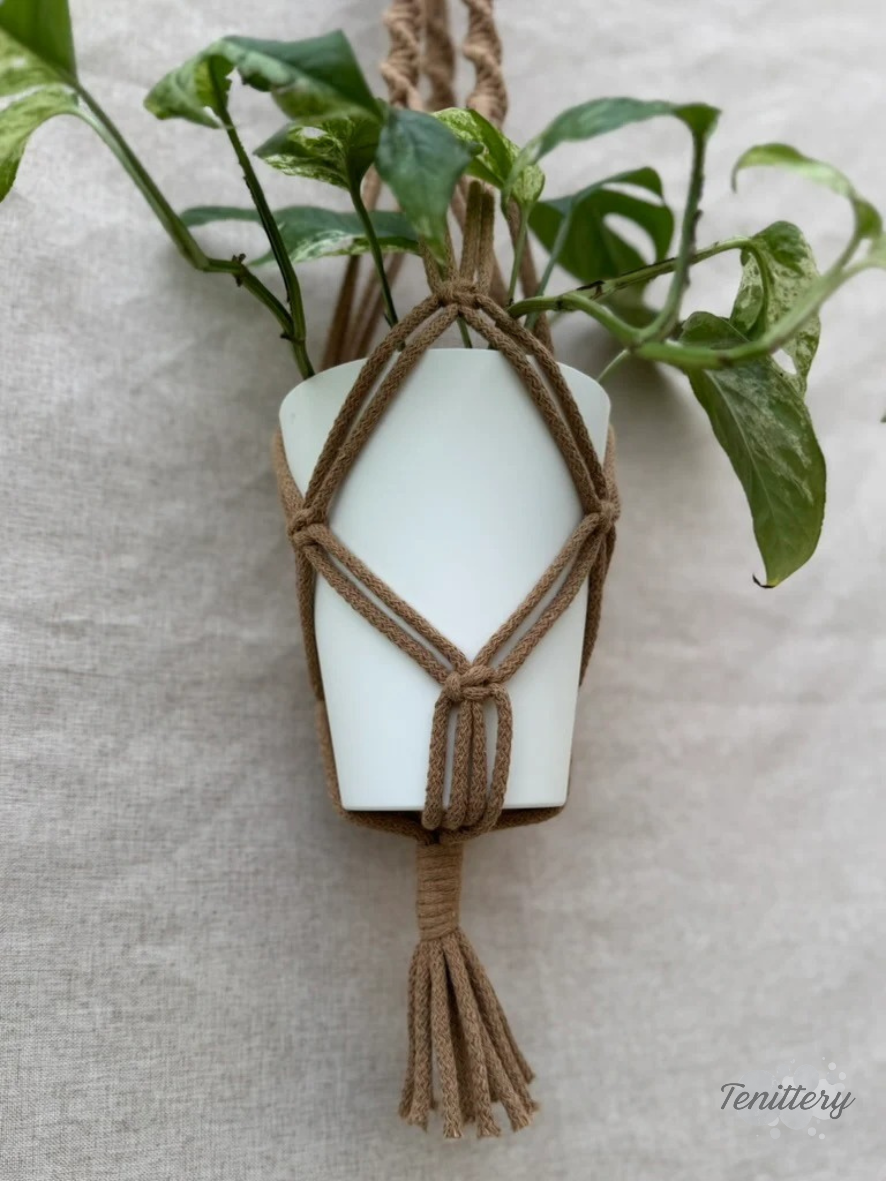Macramé závěs na květináč v hnědé barvě - detail zepředu.