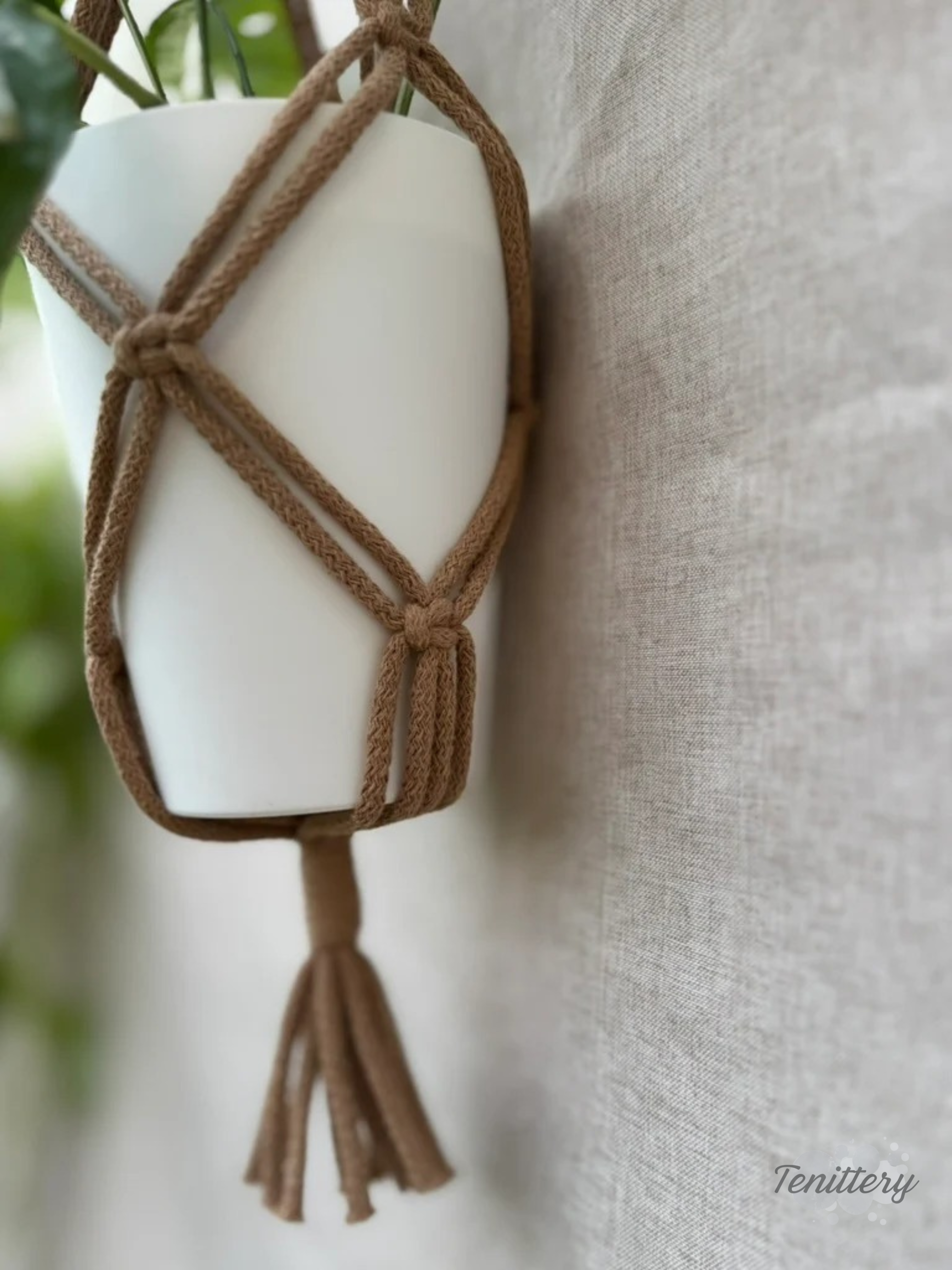 Macramé závěs na květináč v hnědé barvě - detail.