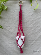 Macramé závěs na květináč v růžové barvě.