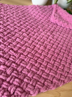 Ručně pletená deka Puffy (70 x 100 cm) v růžové barvě - detail textury.