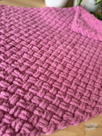 Ručně pletená deka Puffy (70 x 100 cm) v růžové barvě - detail textury.