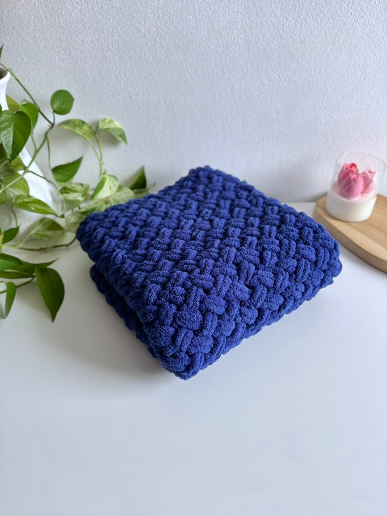 Ručně pletená deka Puffy (70 x 100 cm) v tmavě modré barvě zeshora.